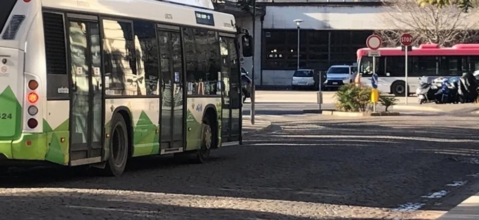 A bordo dell'autobus c'è già un passeggino, la carrozzina di un disabile non può salire